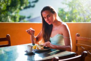 A woman eating balanced diet for healthy